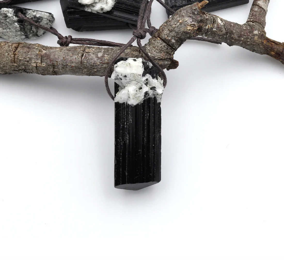 Schwarzer Turmalin Anhänger mit weißem Quarz