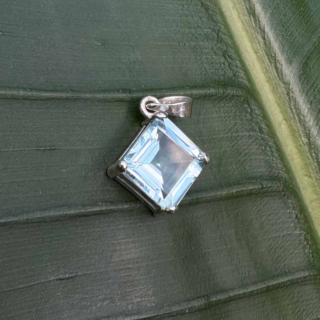 Blue Topas Anhänger Sri Lanka